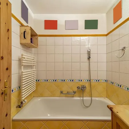 Chesa Aledeia - La Punt Apartment